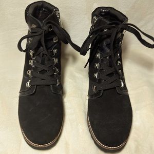 Blondo Ramona waterproof lace-up boot with side zipper.